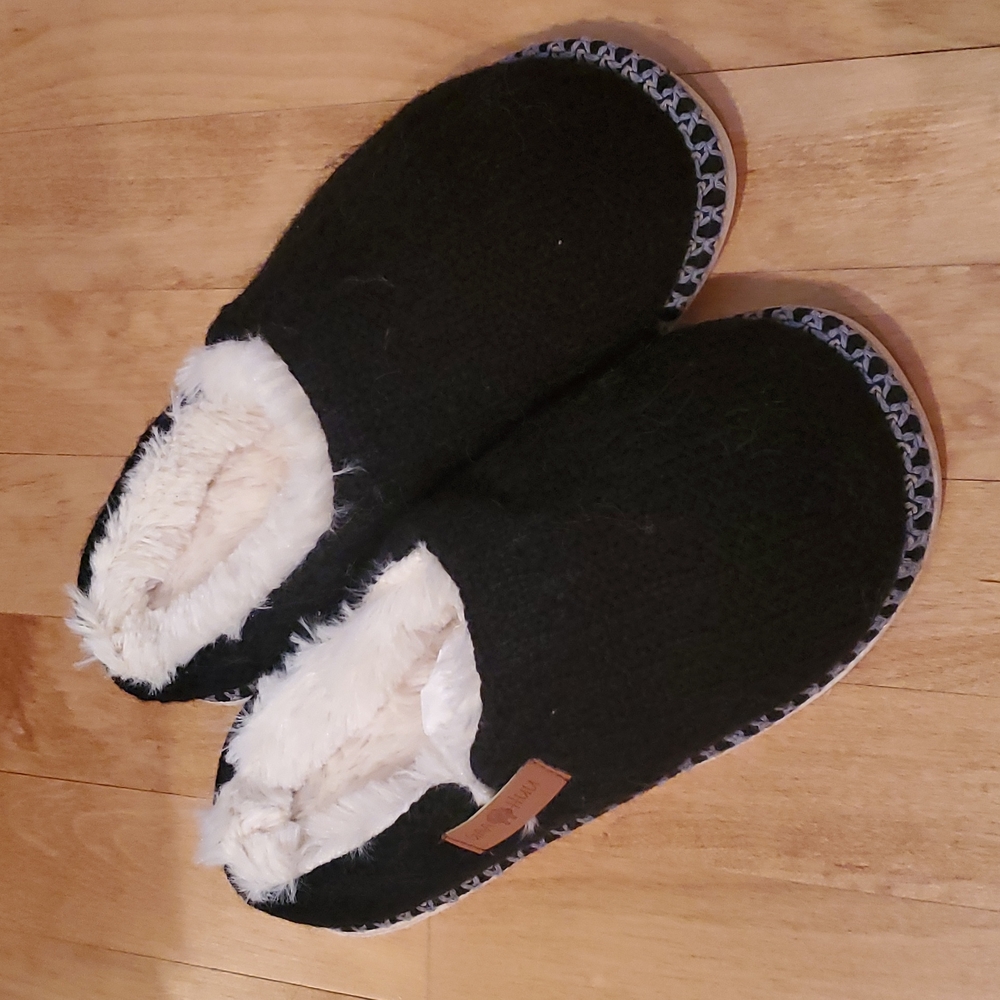 Black cozy slippers by Gaahuu size S 5/6